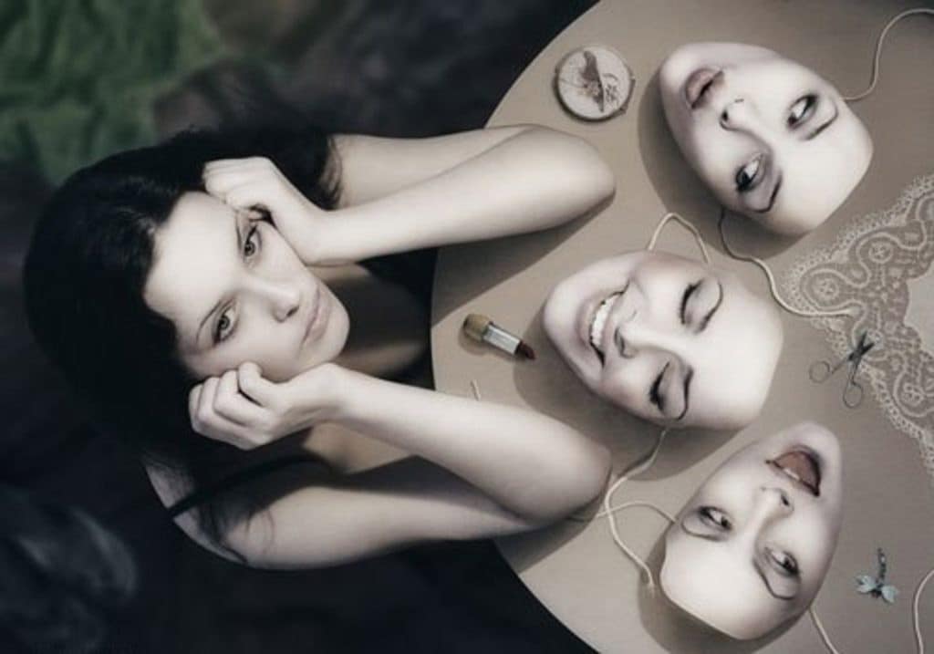 Donna e maschere: metafora del narcisismo. Volti, espressioni, identità nascoste. Psicologia del narcisista.