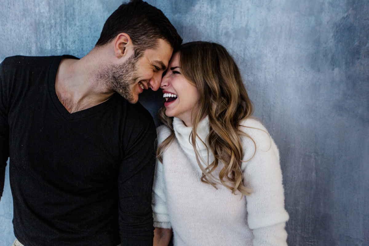 Coppia felice. Uomo e donna ridono insieme. Amore e relazioni di coppia.