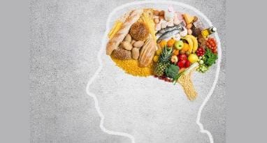 Psiche e dieta: cervello umano stilizzato riempito con alimenti vari. Concetto di nutrizione e salute mentale.
