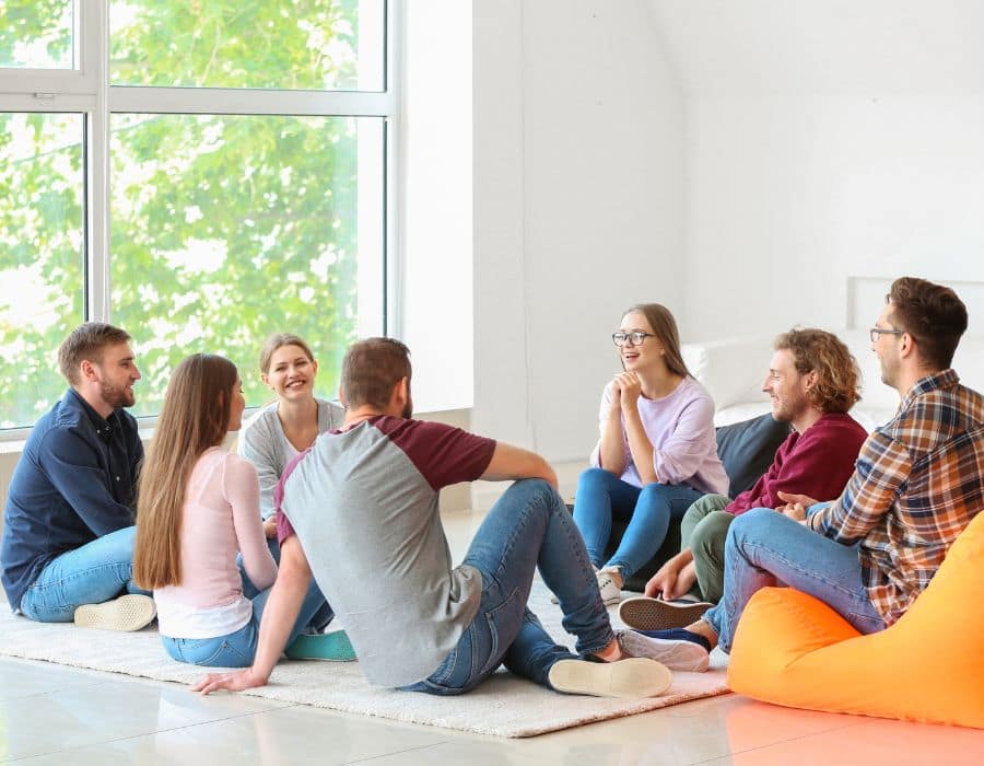 Psicoterapia di gruppo: adulti seduti in cerchio durante una sessione di terapia. Psicopatologia dell'adulto.