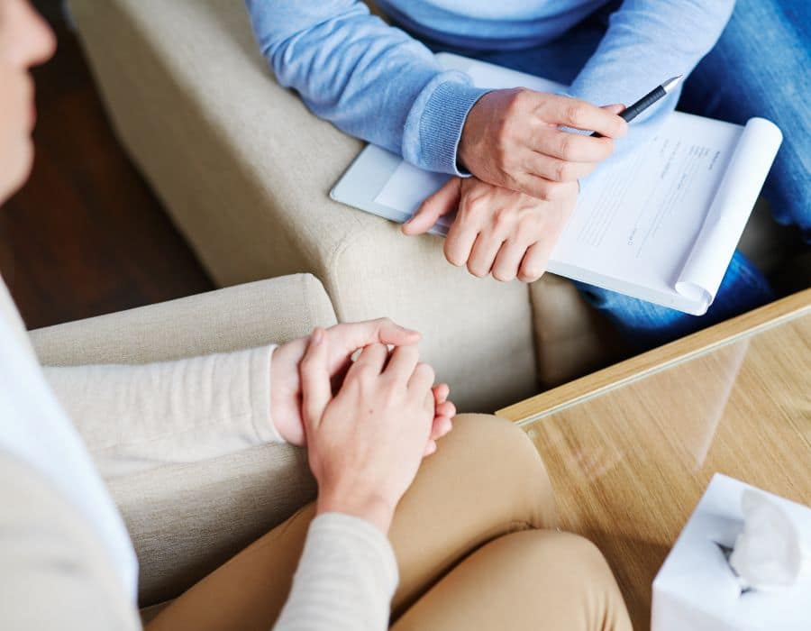 Seduta di terapia analitica. Paziente e psicologo durante la psicoterapia per adulti.