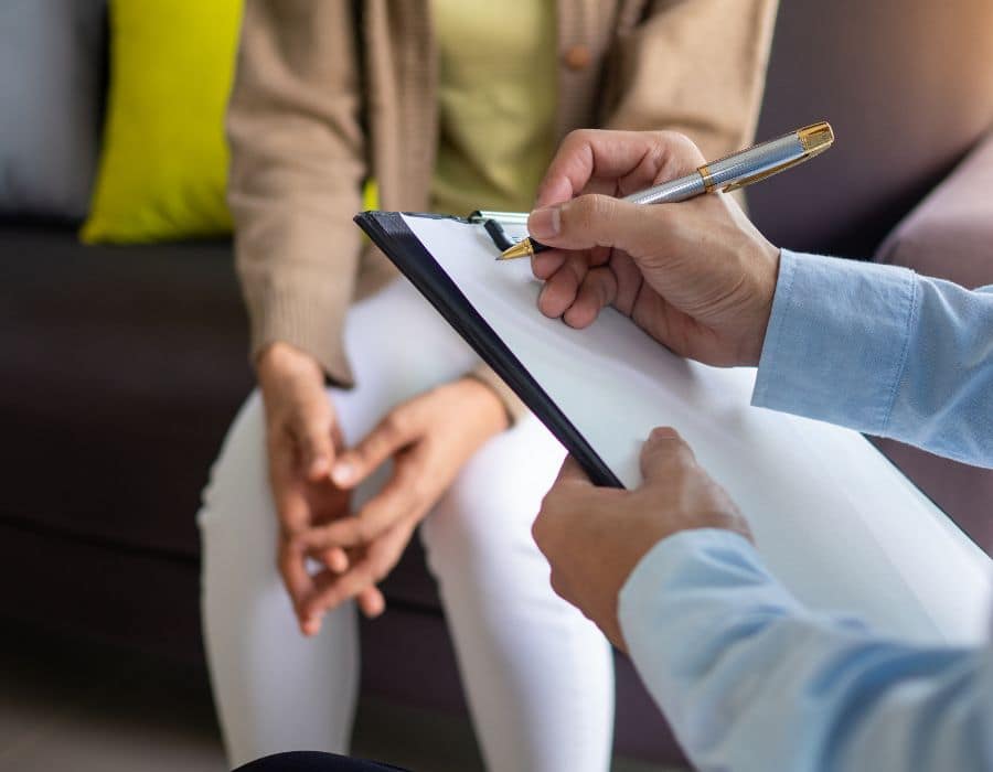 Psicoterapia EMDR: paziente e terapeuta durante la seduta. Supporto per la salute mentale dell'adulto.